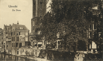 1598 Gezicht op de Oudegracht Tolsteegzijde te Utrecht met links de achtergevels van enkele huizen aan de Donkere ...